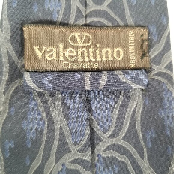 Vintage Valentino Cravatte Tie 100% Silk Hand Made in Italy W 3 3/8 by L 56 3/8 - Picture 4 of 9